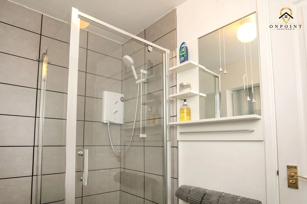 Spacious 6 Bed Home with Parking