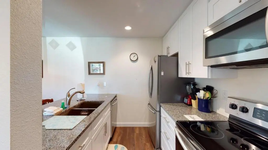 AH-F120 Newly Remodeled Bottom Floor Condo, Shared PoolHot Tub, Near Marina & Ferry