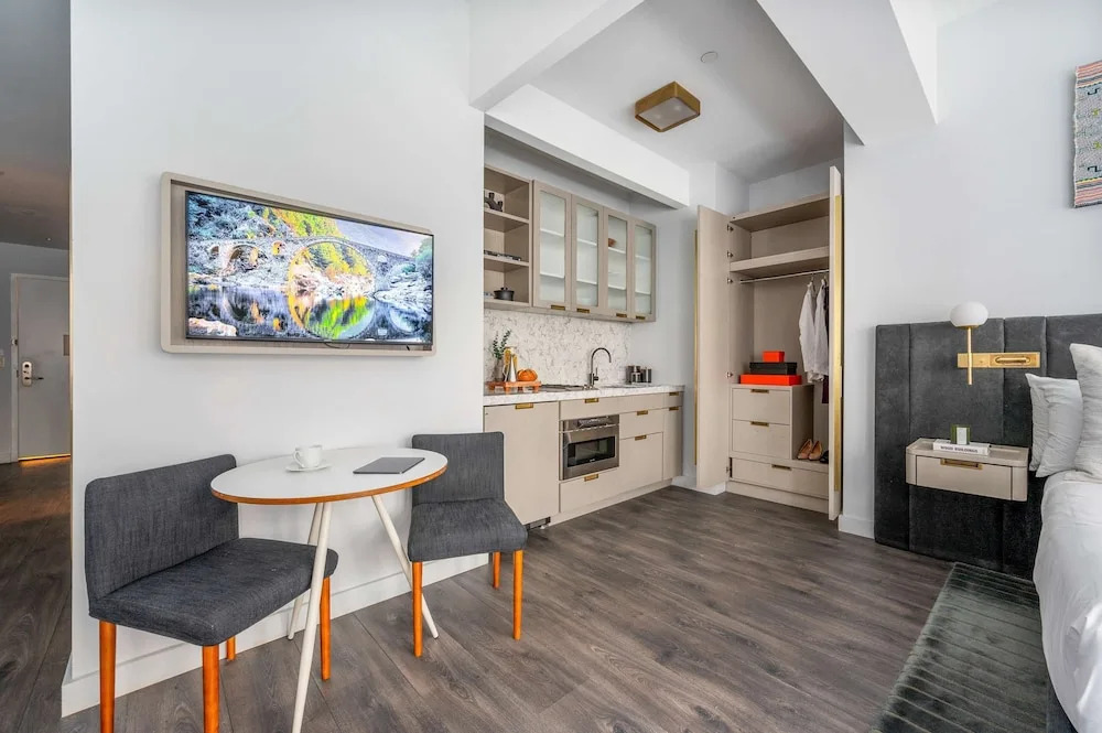 17john: Queen Studio Apartment - Disability Access