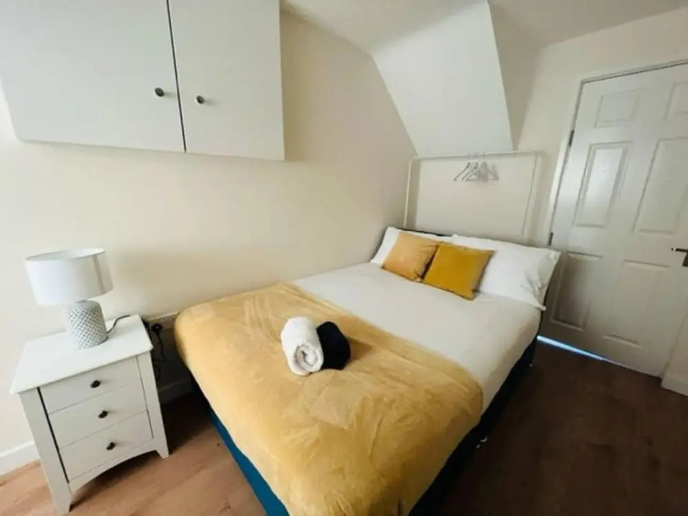 4 Bed House - Sleeps 9 - Garden - Parking - Wifi