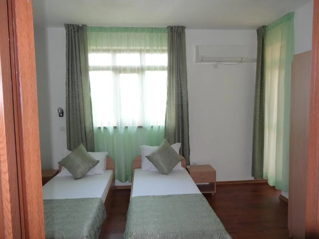 Guest House Ivanini Houses