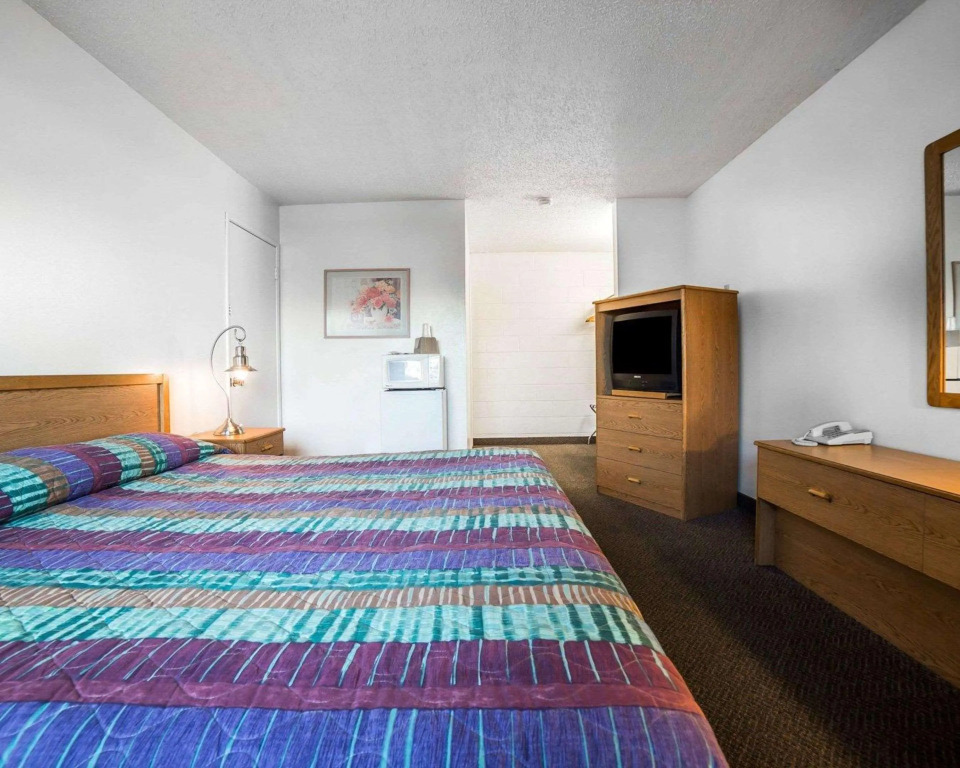 Rodeway Inn & Suites