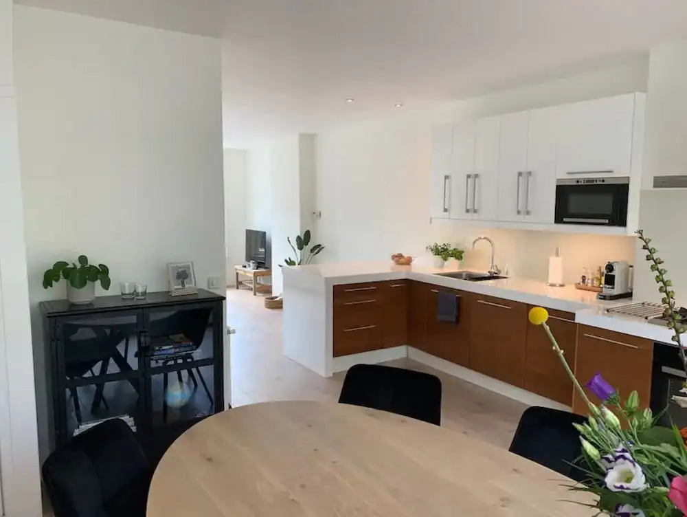 Bright Waterview Apartment