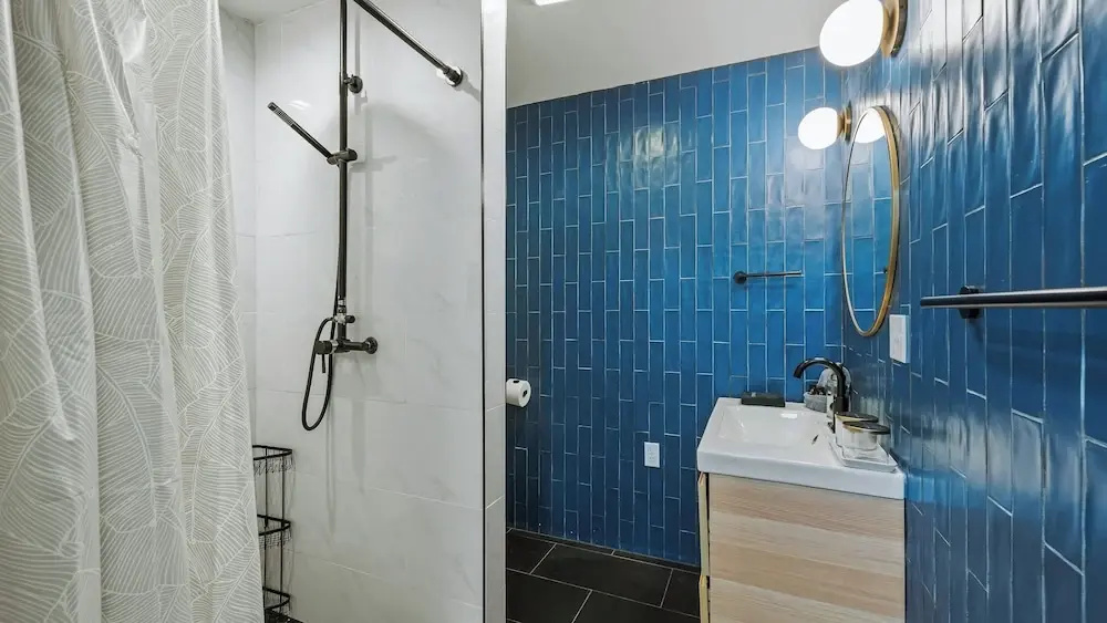 Lake Daze by Avantstay Lakefront w/ Modern Interior, Enclosed Porch & Hot Tub
