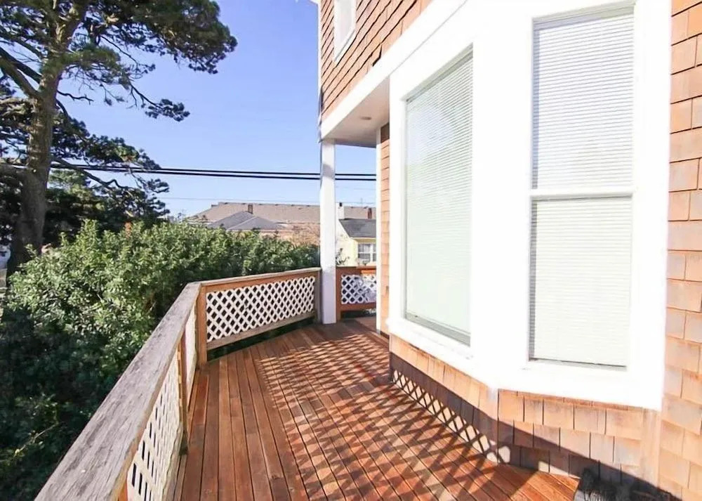 Cozy Gathering Space and Sparkling Amenities - Charming Seaside Haven