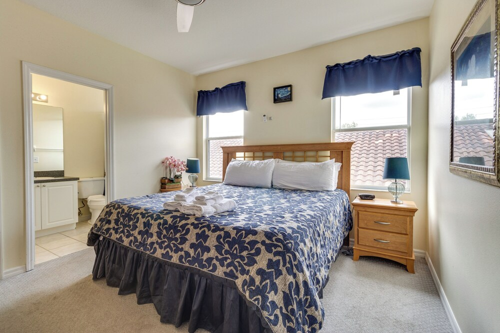 Lanai & Pool: Spacious Villa Near Disney