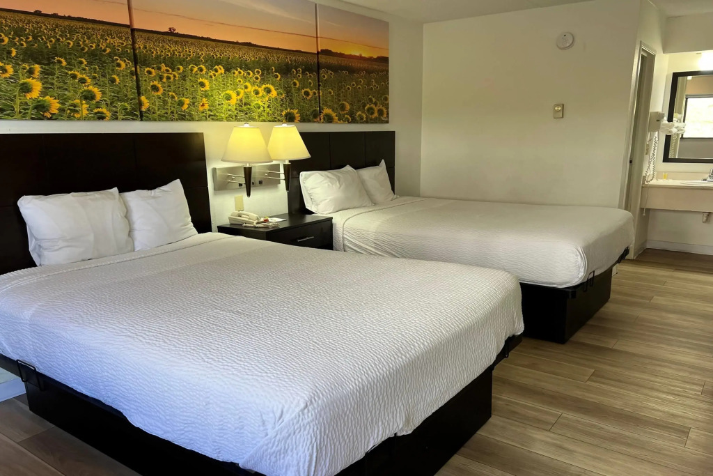 Days Inn by Wyndham Overland Park/Metcalf/Convention Center