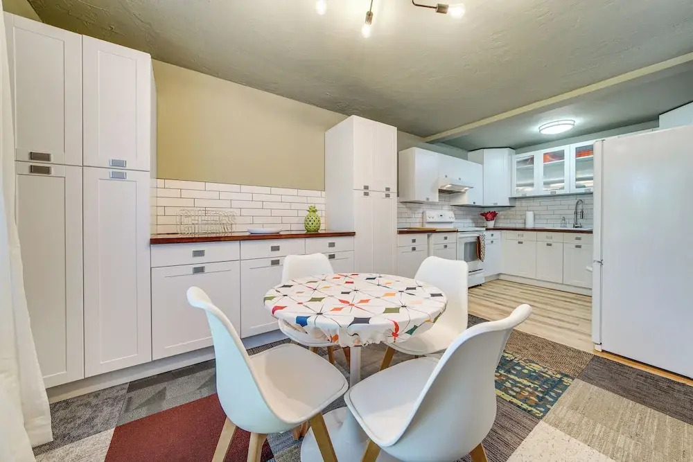 Modern Home Between Seattle, Tacoma & SEA Airport