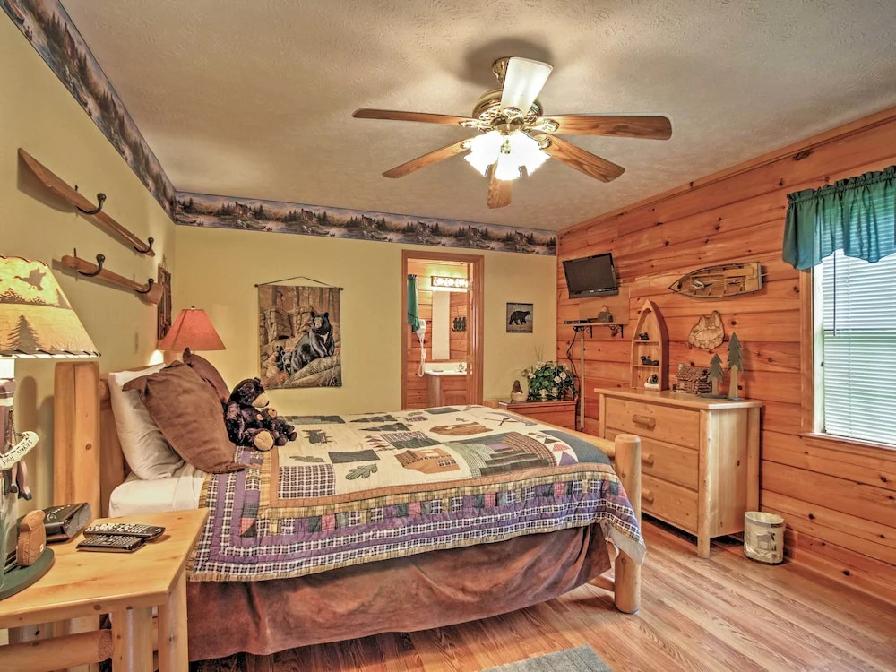 Idyllic Cabin w/ Hot Tub < 2 Mi to Dollywood!