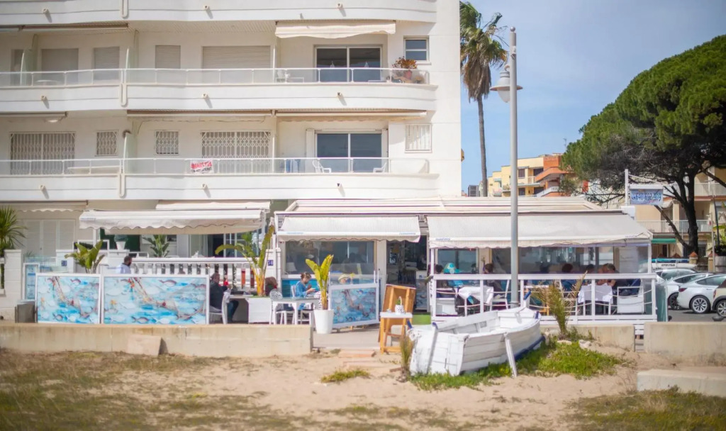 R126 Beachfront Apartment Sant Salvador