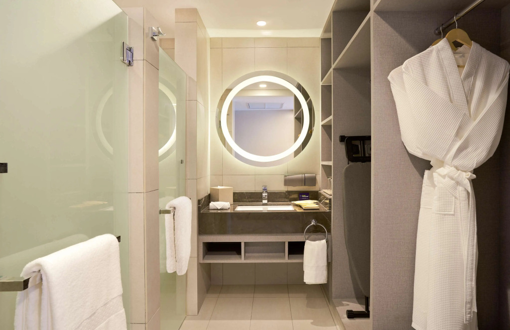 DoubleTree by Hilton Damai Laut