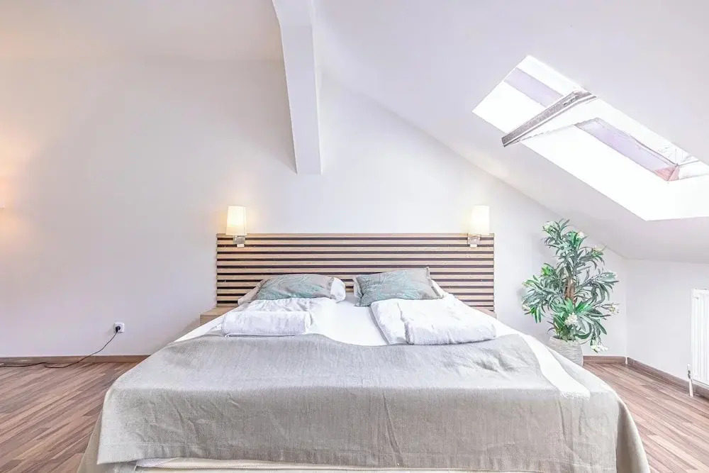 Stylish Private Rooms in 3BR Apartment with Balcony, City Center