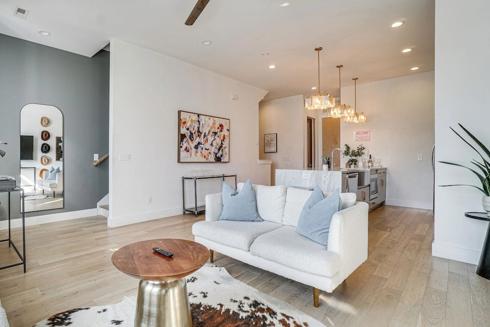 Rooftop Deck! Centrally Located Nashville Townhome