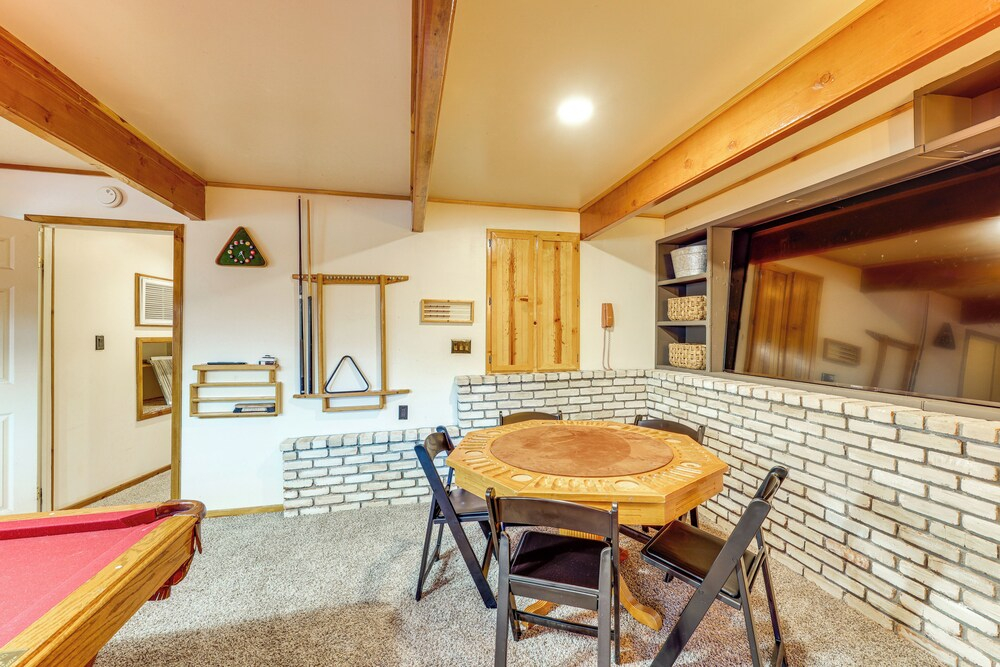 Multiple Decks! Cabin 1 Mi to Big Bear Lake Access