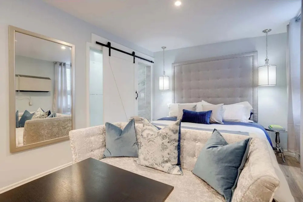 Casa Hotels: Stylish Suite With Patioleslieville