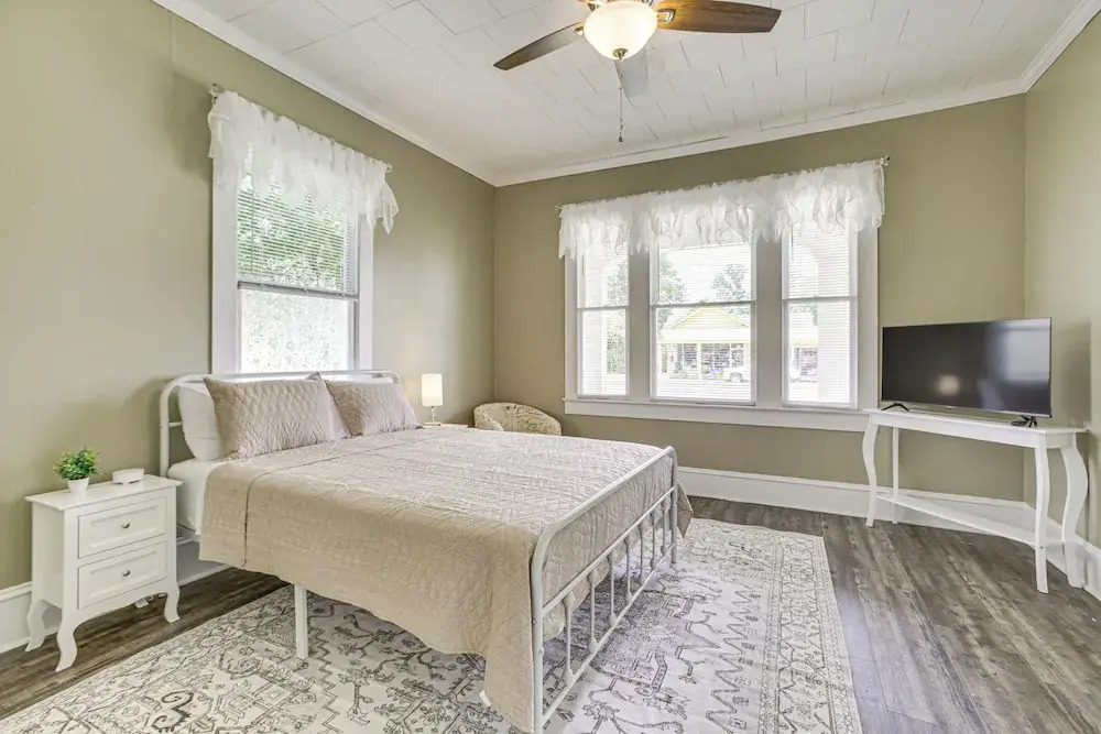 Historic District Haven! Walk Downtown + Fast Wifi