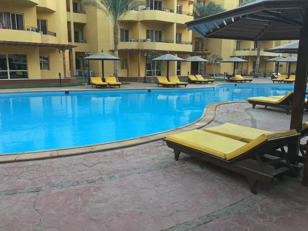 Pool View Apart At British Resort 1334