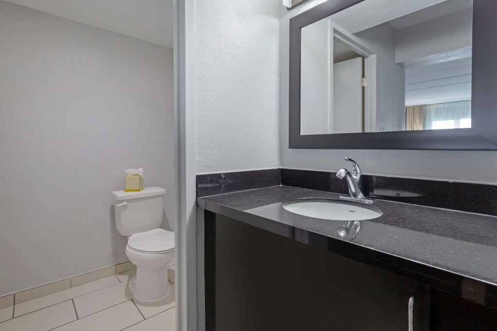 Clarion Hotel & Suites BWI Airport North