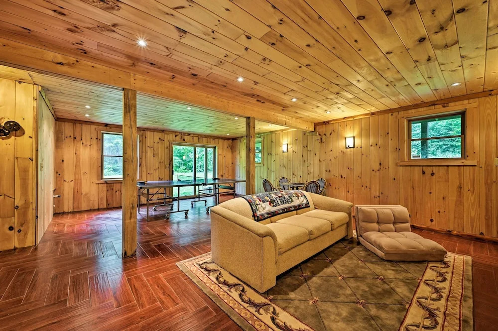 Private Chester Home w/ Deck, Mins to Skiing!
