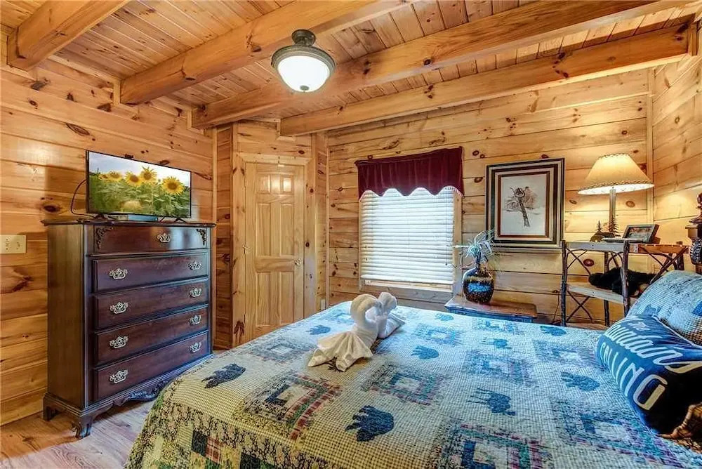 Holly Berry 4 Bedroom Home with Hot Tub