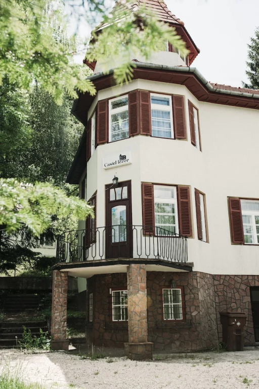 Iezer Residence