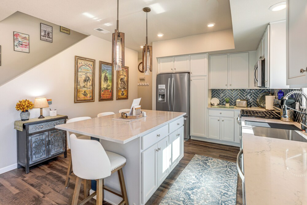 Walk to Light Rail! Townhome 9 Mi to Dtwn Denver
