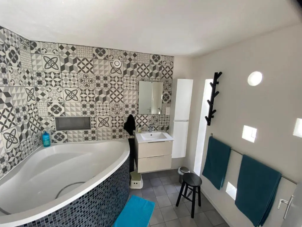 Grand studio de 38m2 et cour indépendante de 25m2 dont wifi et Netflix