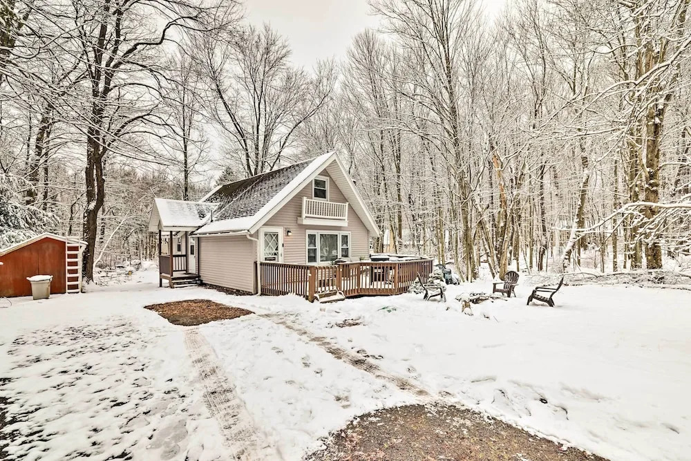 Pet-Friendly Cabin in Pocono Lake