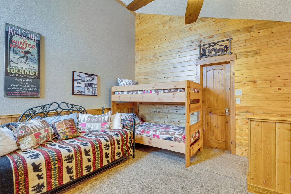 Pool & Hot Tub Access at Top-floor Granby Getaway!
