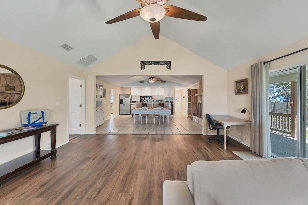 Lakeshore Escapes, on Canyon Lake Waterfront