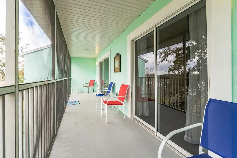 Huge Screened Patio That Overlooks Lake Buck, Near Famous Attractions!!