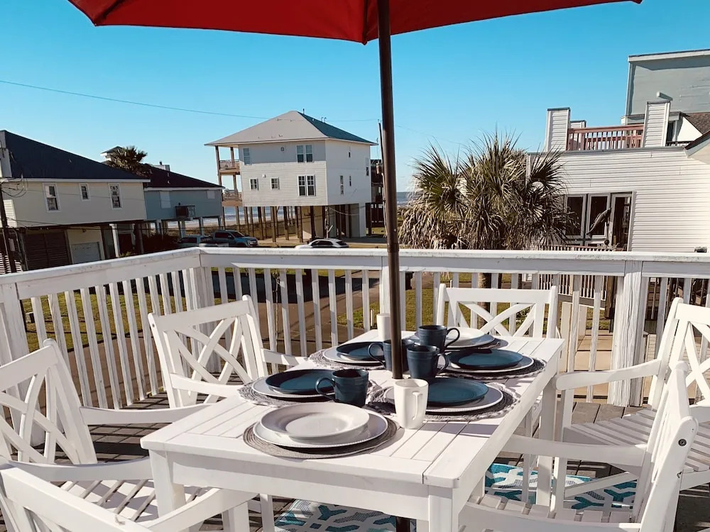 New Listing! Chic Karankawa , 1 Block To Beach 3 Bedroom Home