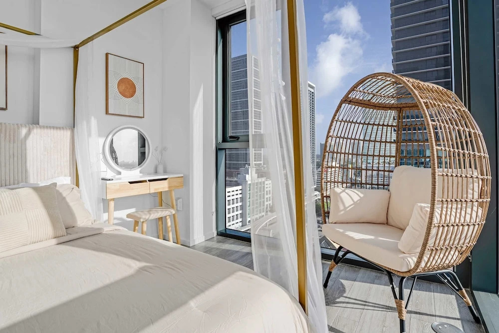 Downtown Miami 2BR Skyline Bay View Balcony Corner Suite Luxe Pad