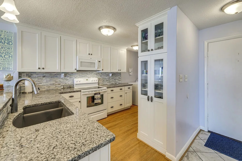 'the Lookout' Indian Beach Condo w/ Pool & Ocean