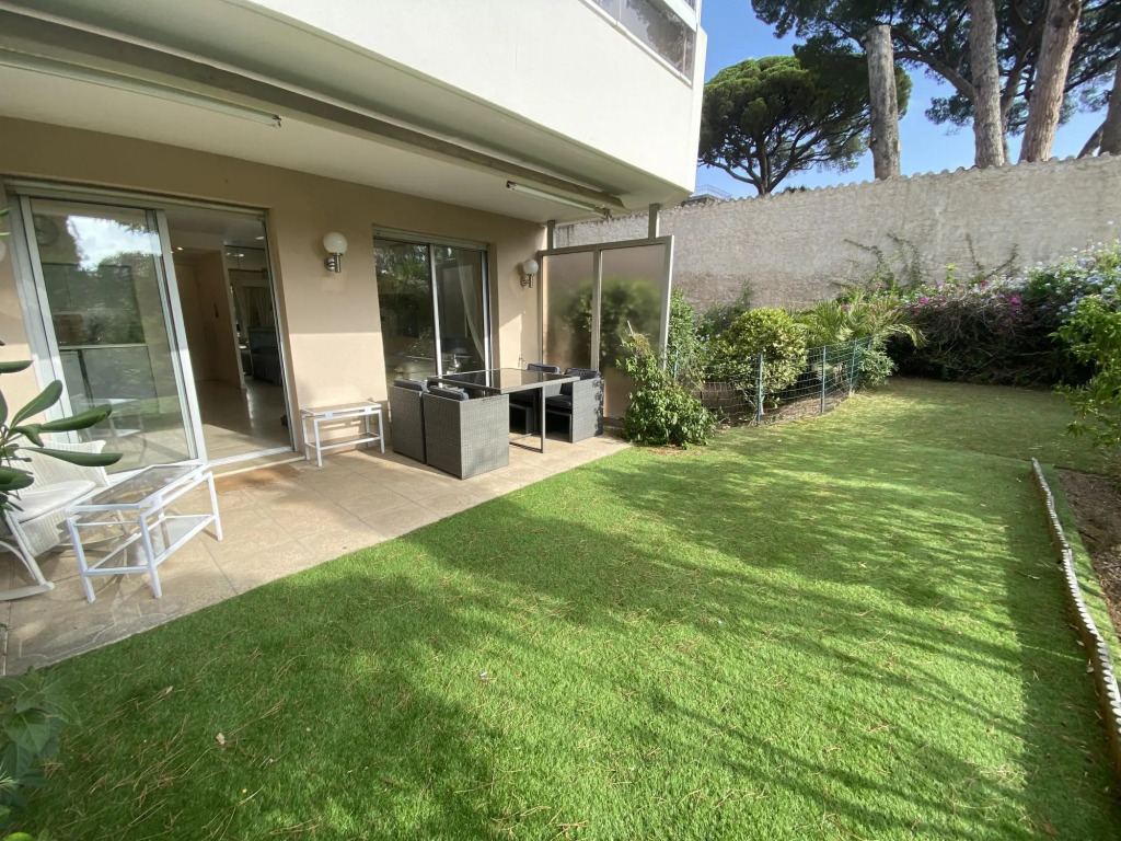 Modern and light studio apartment in prestgious area of Cannes. Small garden and pool. - 743