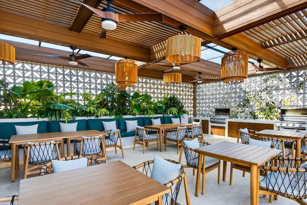 Modern Condo With Rooftop Pool, Balcony, gas Grill & gym Access