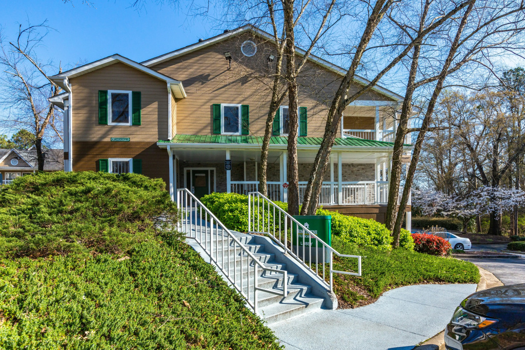 HomeTowne Studios by Red Roof Atlanta - Norcross Downtown