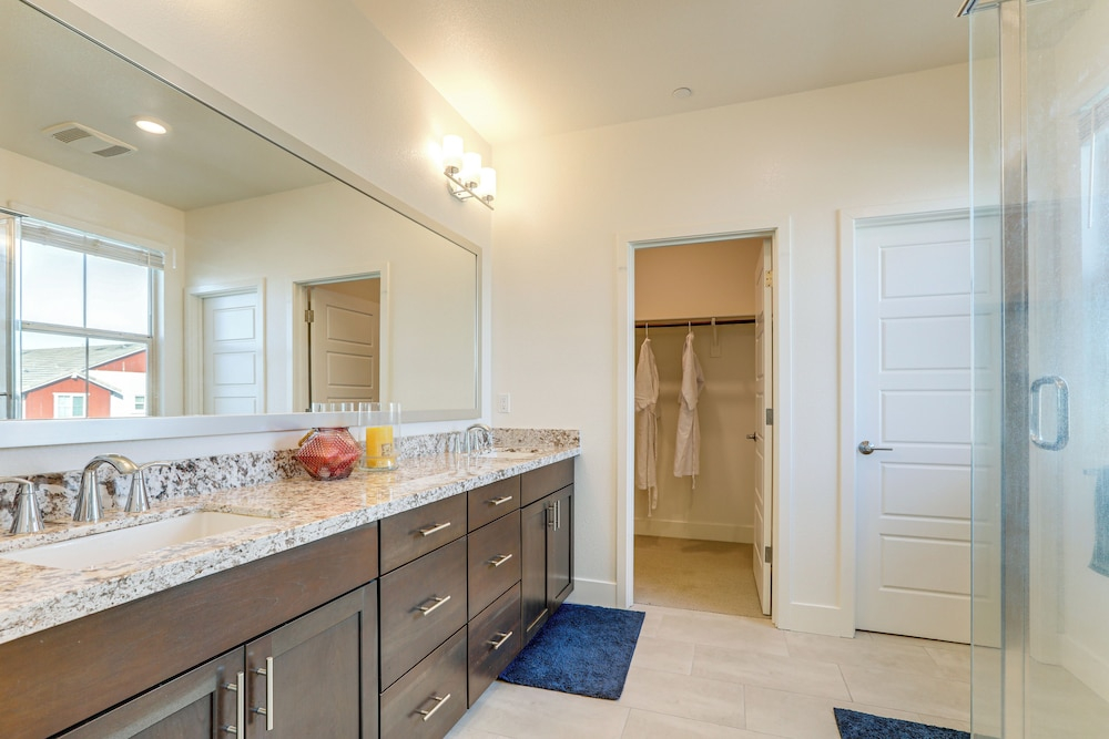 7 Mi to Dtwn Sacramento: Peaceful Gem w/ Patio!
