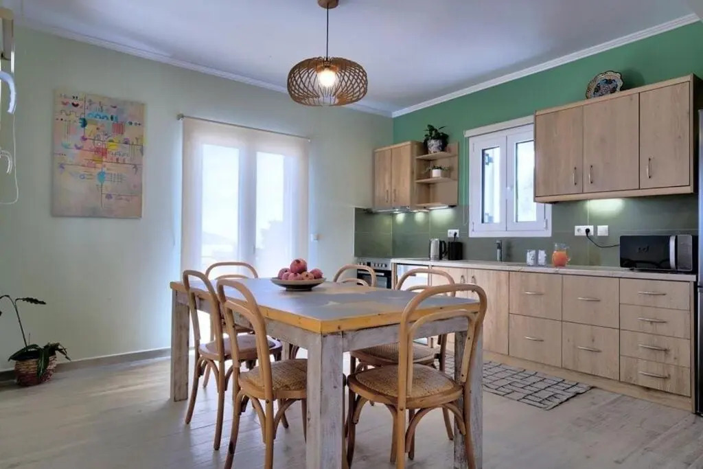 Villa Melias, luxurious villa with superb view of the islands, 400m from the sea
