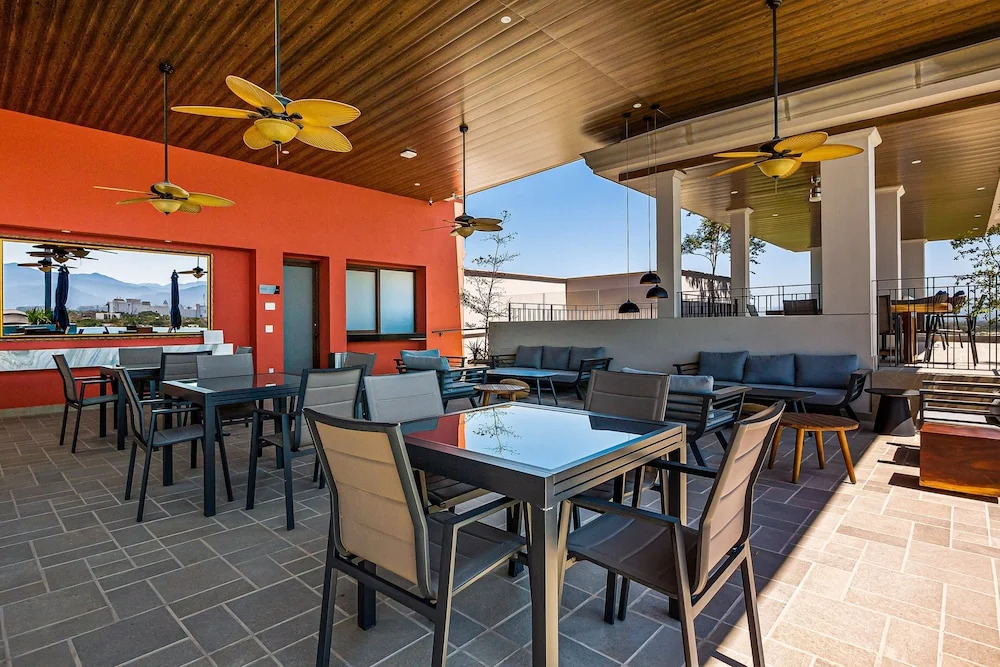 Peaceful Modern Condo With Rooftop Pool, Washer-dryer and Fitness Room