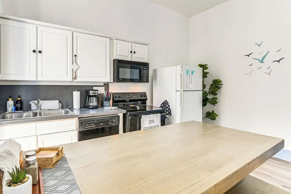 1 Mi to Beach: Historic Retreat in Galveston