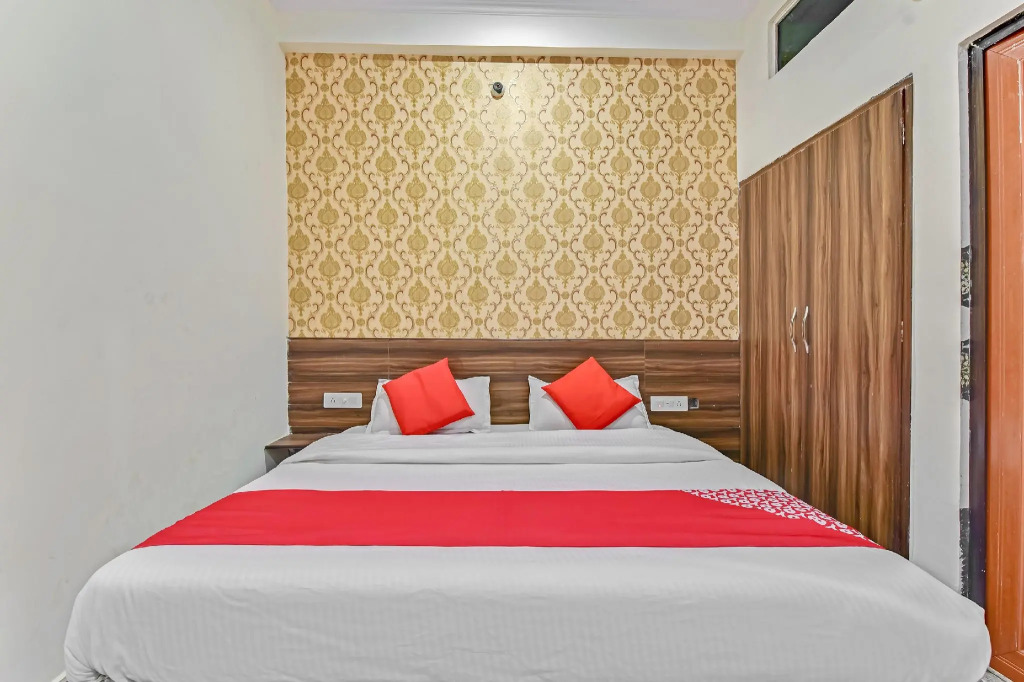 OYO 77634 Krishna Hotel