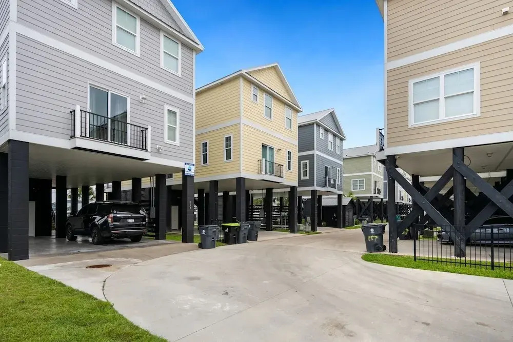 Second-row Home Just Across The Street From The Beach Access, Community Pool 5 Bedroom Home by Peace Vacations
