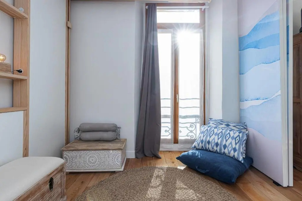 1 Bdr Downtown near Place Massena