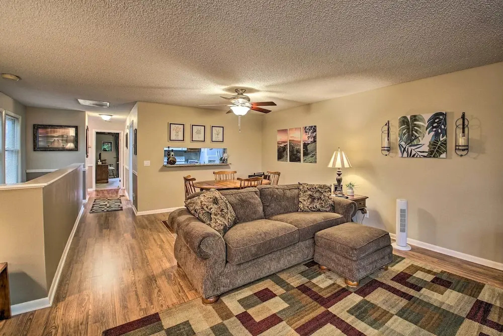 3 Mi to Golf Hot Springs Village Retreat with Deck