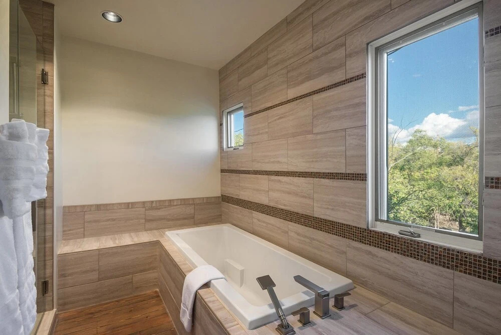 Encantada - Spacious and Luxurious Home, Walk to The Plaza