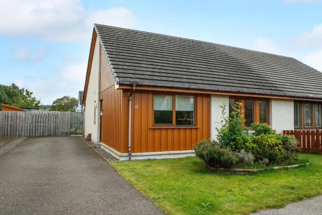 Modern 2 Bedroom Semi detached House with own private driveway