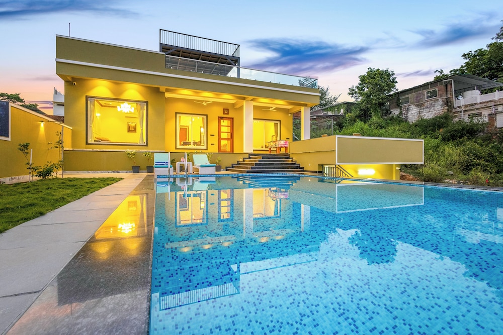 ELIVAAS Lakemount | 2 BHK with Pvt Pool at Fatehsagar Lake