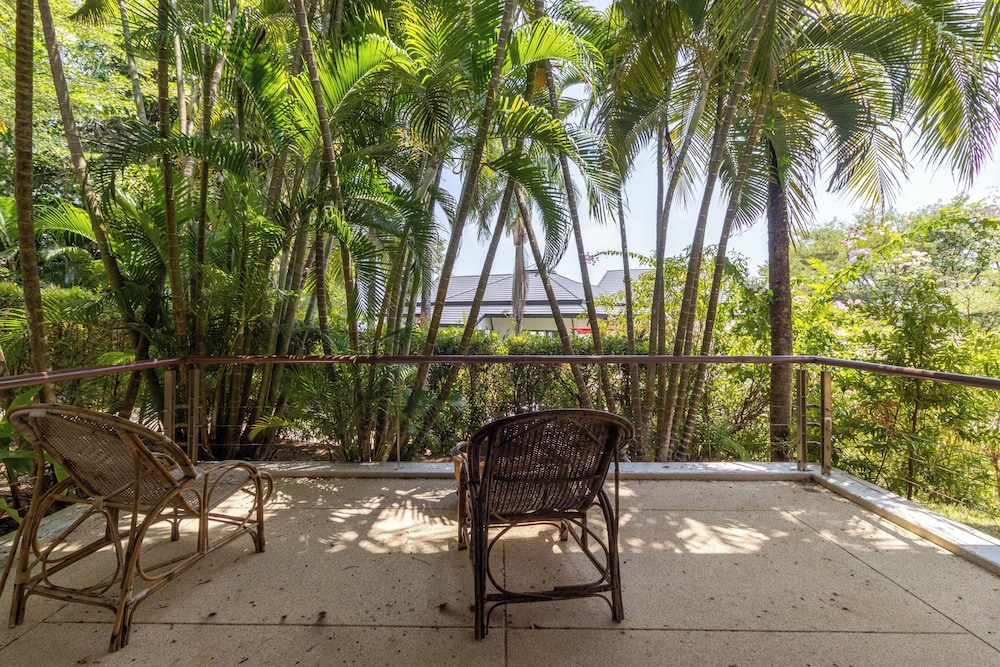 Seaview Own Pool Full-Time Maid V302