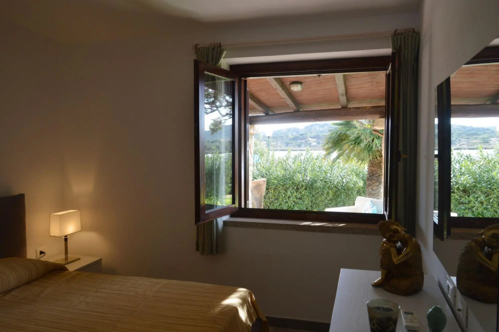 Seafront house in Porto Taverna, independent and 100 meters from the beach with a beautiful view of-Casa Porto Taverna